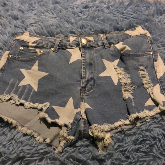 Fashion Nova Pants - Super cute star denim jean shorts. Size L.